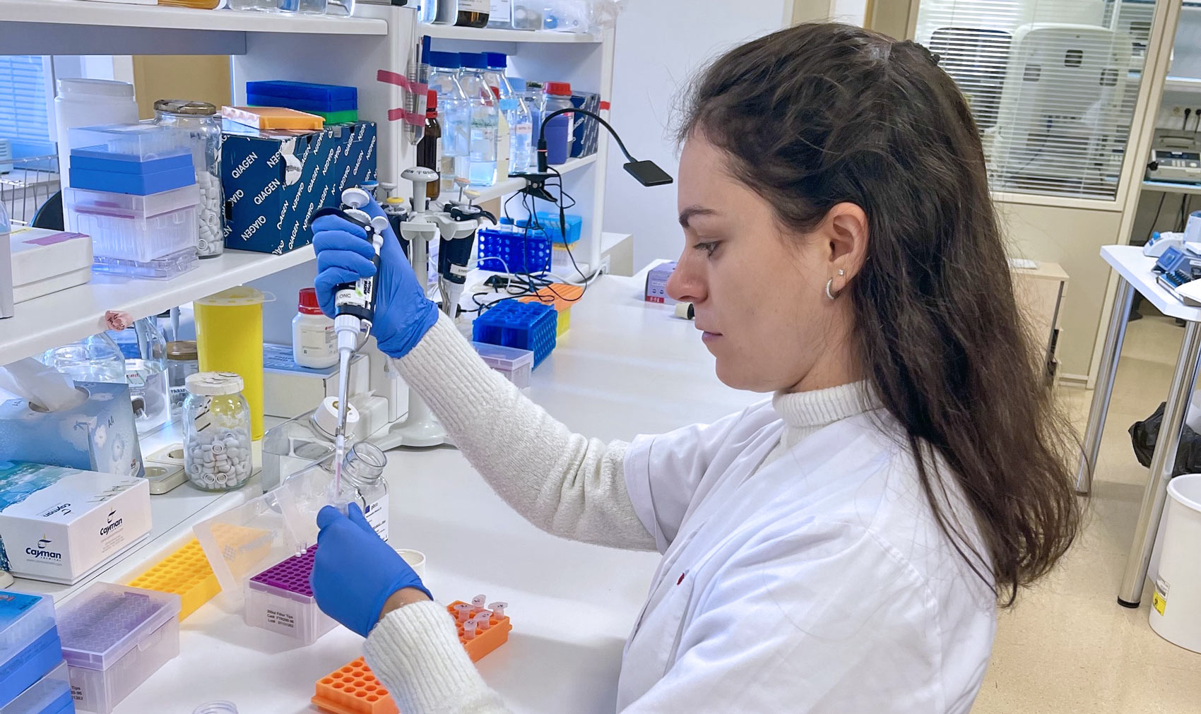 Claudia Resa, industrial doctoral student of the project between the Sjd Barcelona Children&#039;s Hospital and the company Gate2Brain on research in oncology paediatrics.