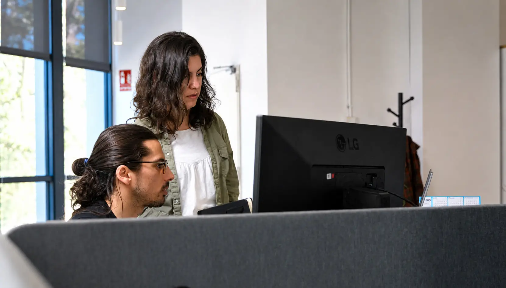 La Dra. Marta P. Estarella con el doctor industrial David Eslava, actualmente jefe de Sistemas e Ingeniería de Qilimanjaro Quantum Tech.