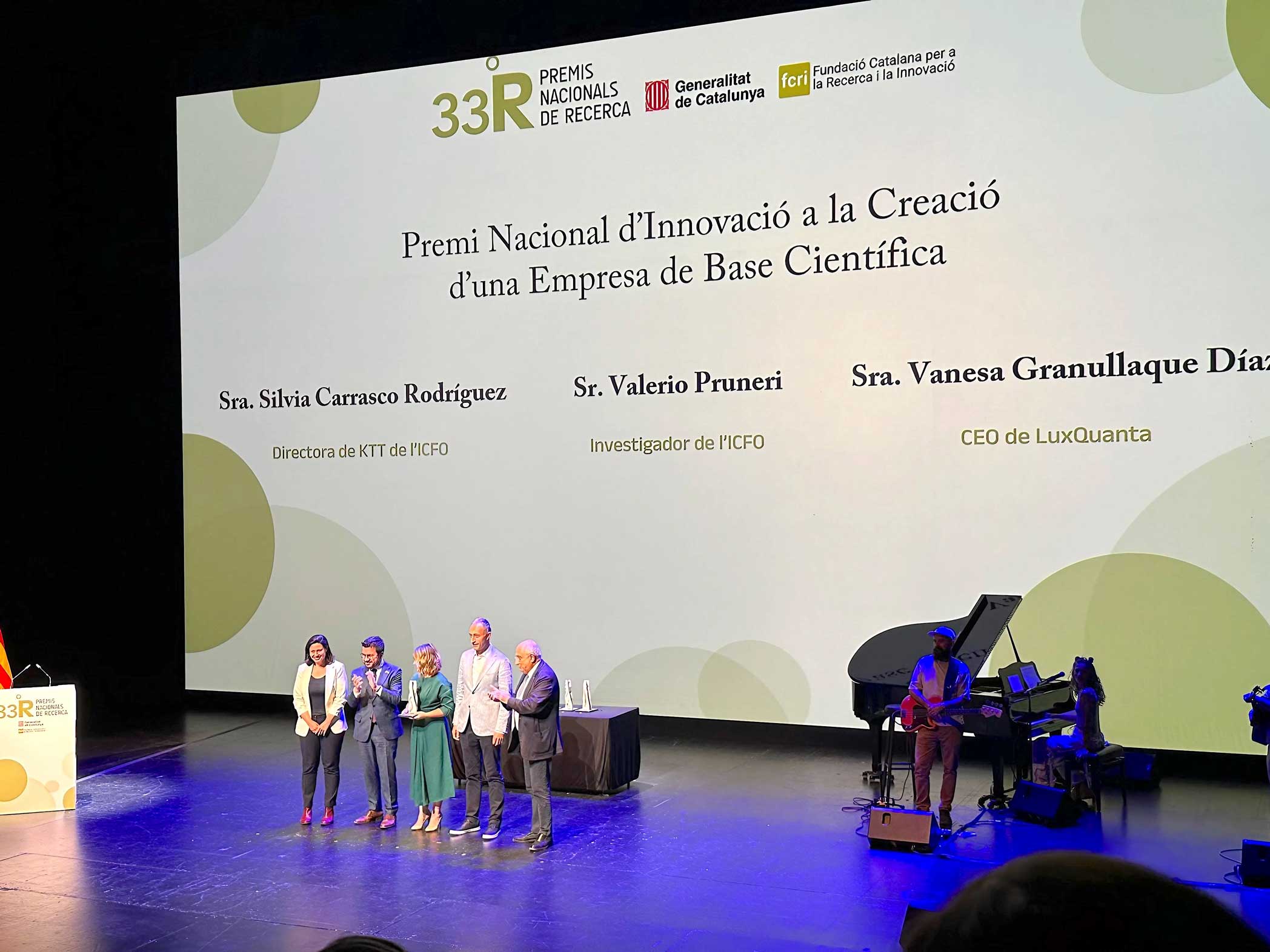 La directora de KTT Silvia Carrasco, Valeri Pruneri com a investigador de l’ICFO i Vanessa Granullaque com a CEO de LuxQuanta, tots tres van rebre el Premi Nacional de Recerca en la categoria de Premi Nacional d’Innovació a la Creació d’una Empresa de Base Científica.